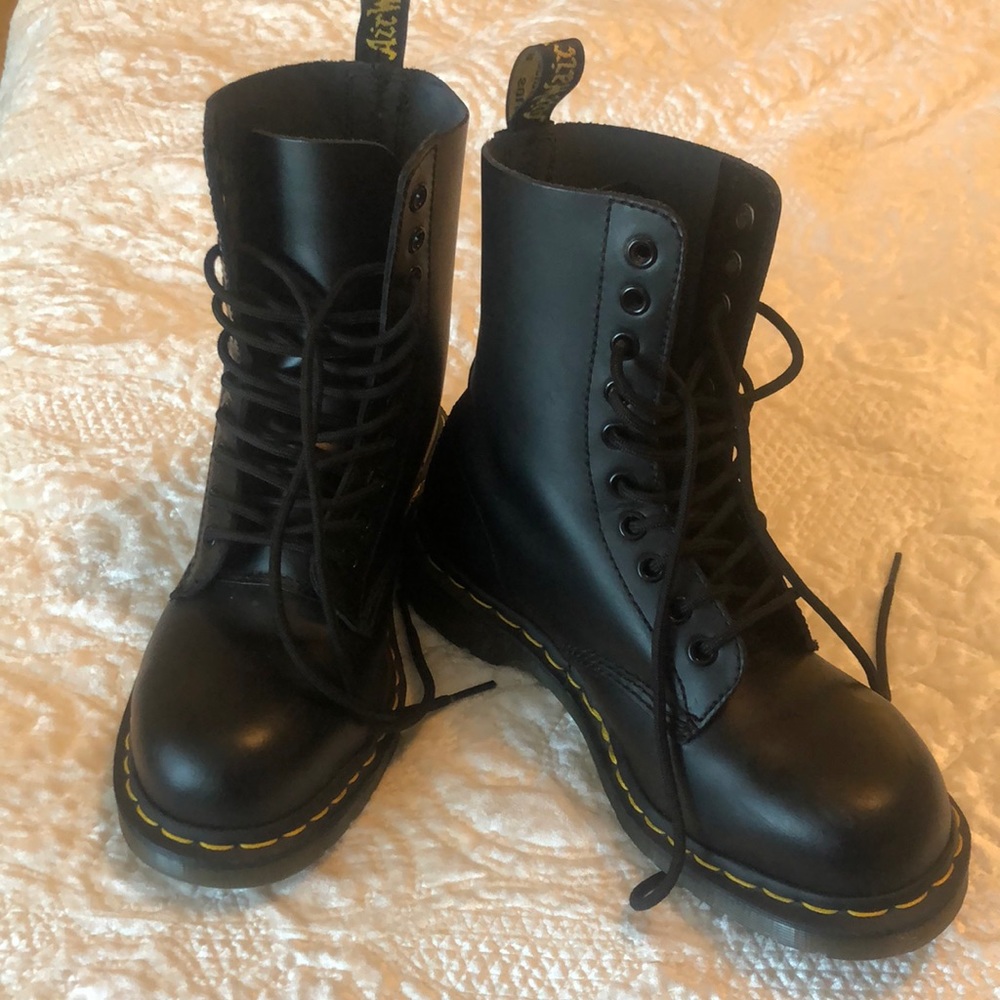 Brand new dr. Martens worn twice great condition.